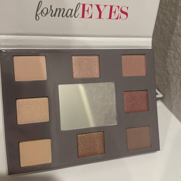 COASTAL SCENTS Eyeshadow Book Set - Picture 4 of 6